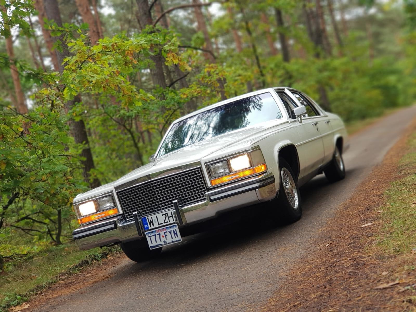 Cadillac Brougham 1986 — biały klasyk z kierowcą w Warszawie | Time Machines Warsaw