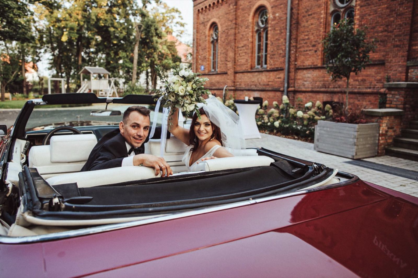 Wynajem Cadillaca DeVille na ślub w Warszawie - klasyczna elegancja na Twoim weselu