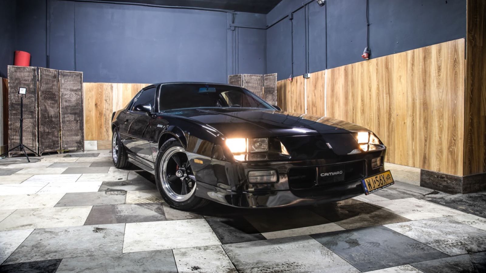 Chevrolet Camaro – czarny muscle car z lat 80. w flocie Time Machines Warsaw