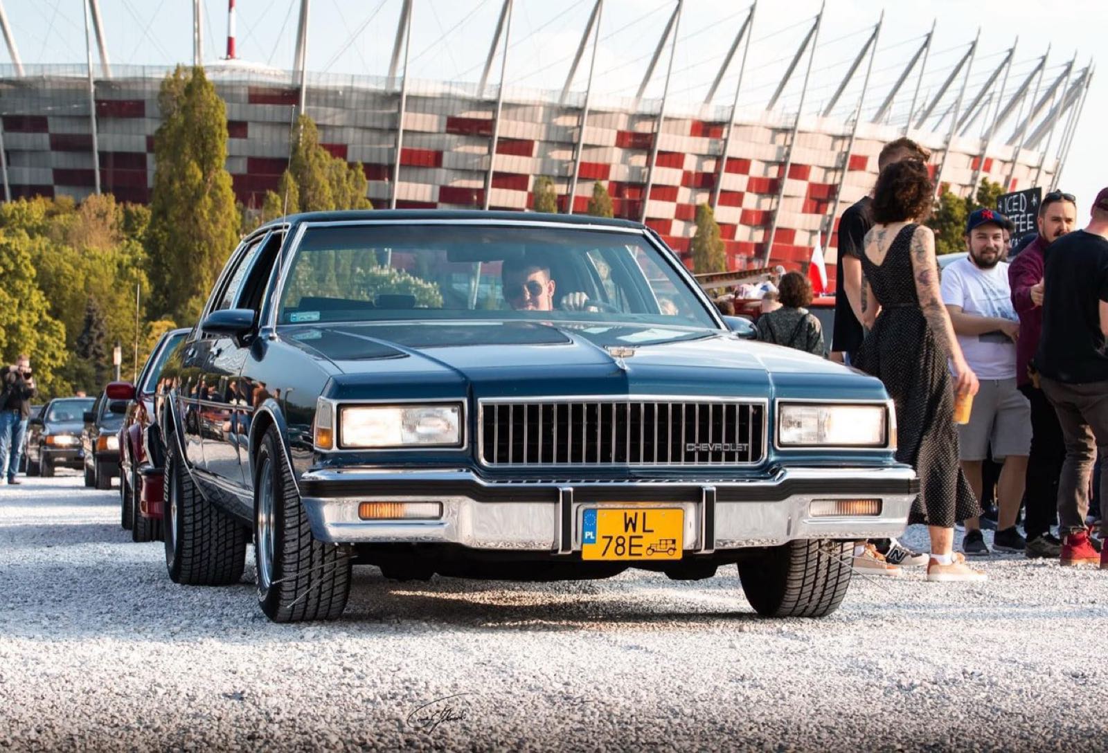 Chevrolet Caprice 1989 — niebieski klasyk V8 z klimatem lat 80. w flocie Time Machines Warsaw
